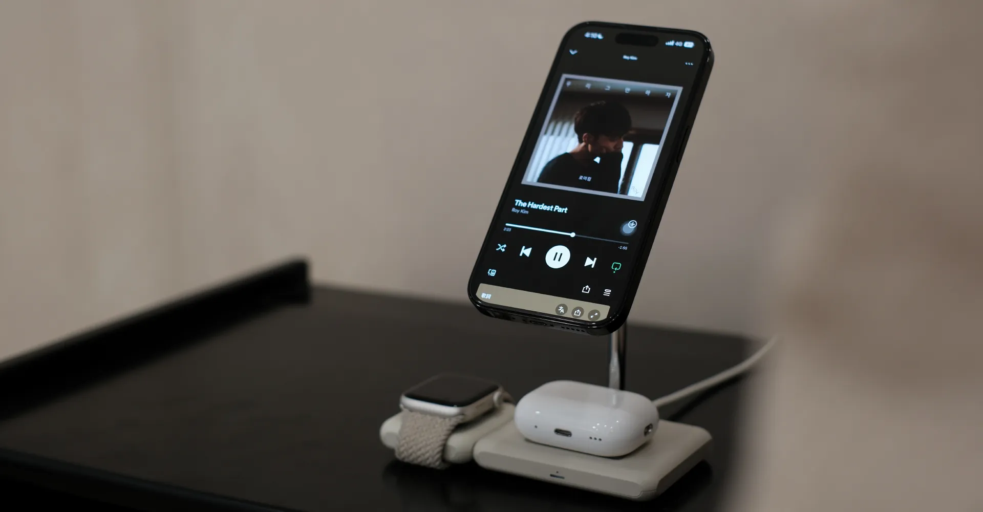 夜晚邊桌上的 Allite WQ1 充電座同時充 iPhone、AirPods 與 Apple Watch