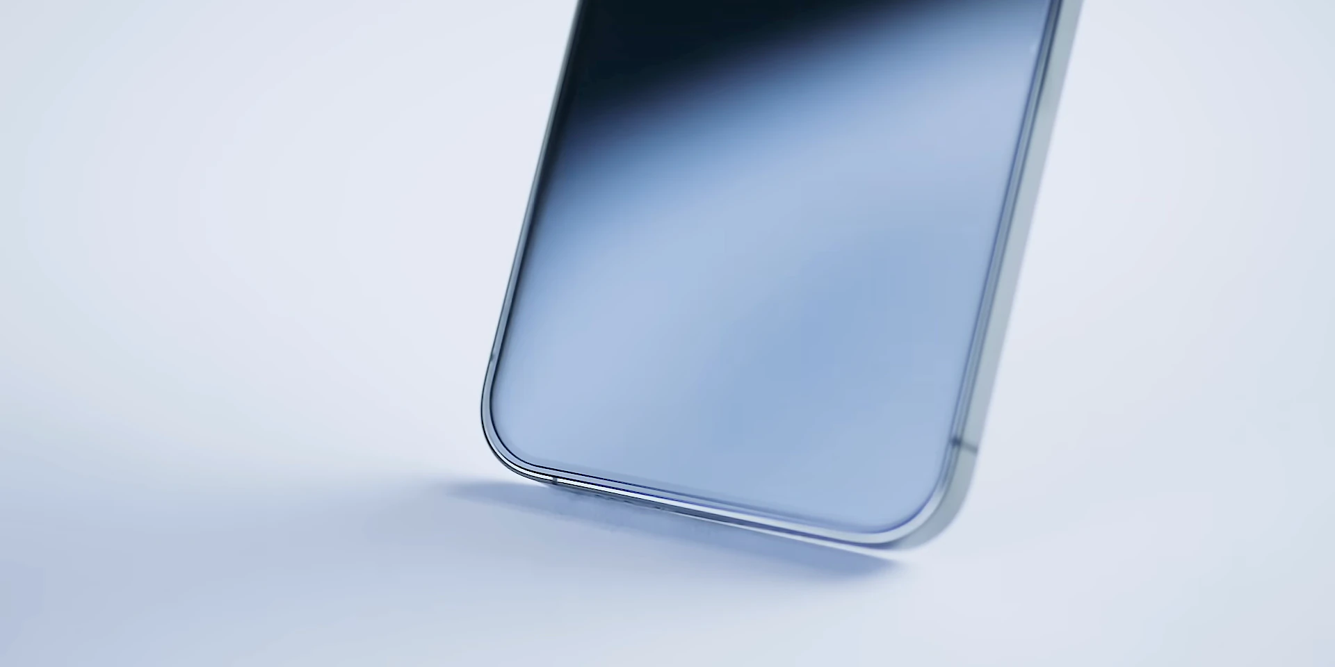 貼著 HODA 玻璃保護貼的 iPhone 立在白色桌面上