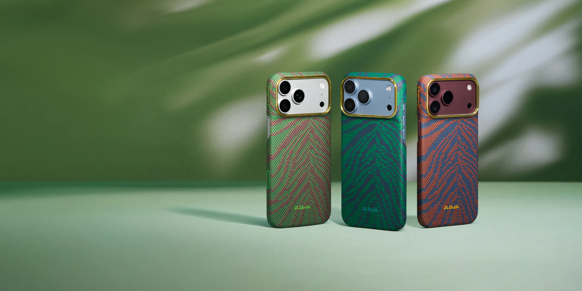 三款 PITAKA Breath of Veins 葉脈編織 iPhone 18 Pro 殼並排於綠色葉影前