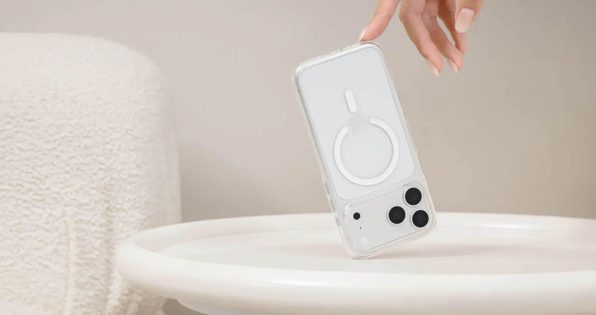 手持 SwitchEasy MagSafe 透明保護殼,輕放在白色圓桌上