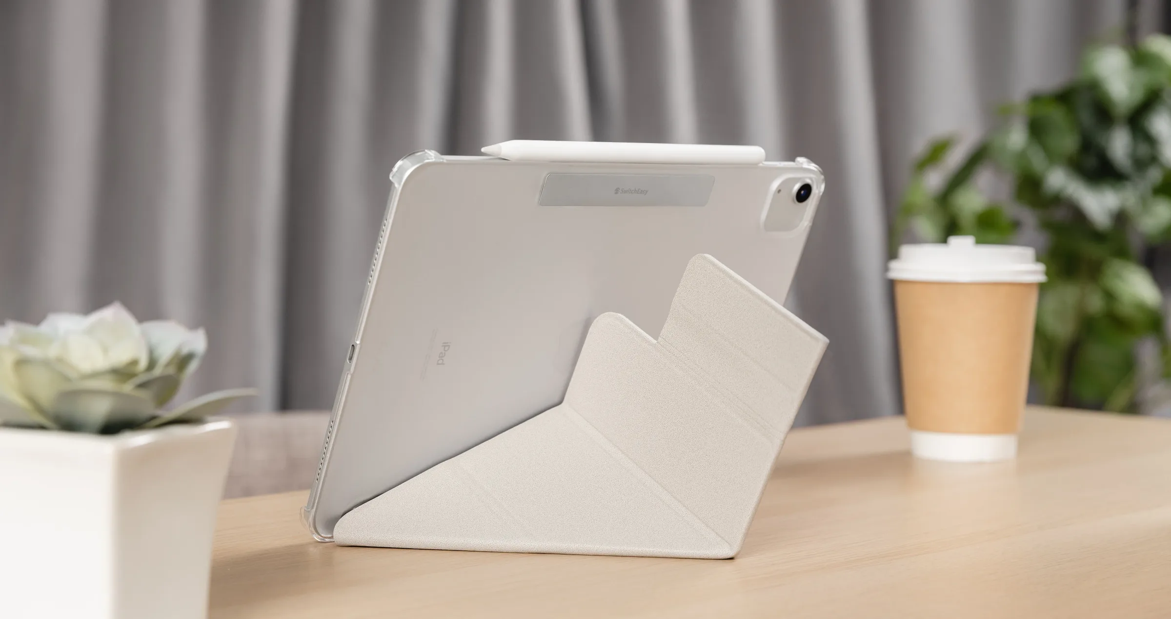 Origami Nude iPad 保護套摺成支架,放在木桌上