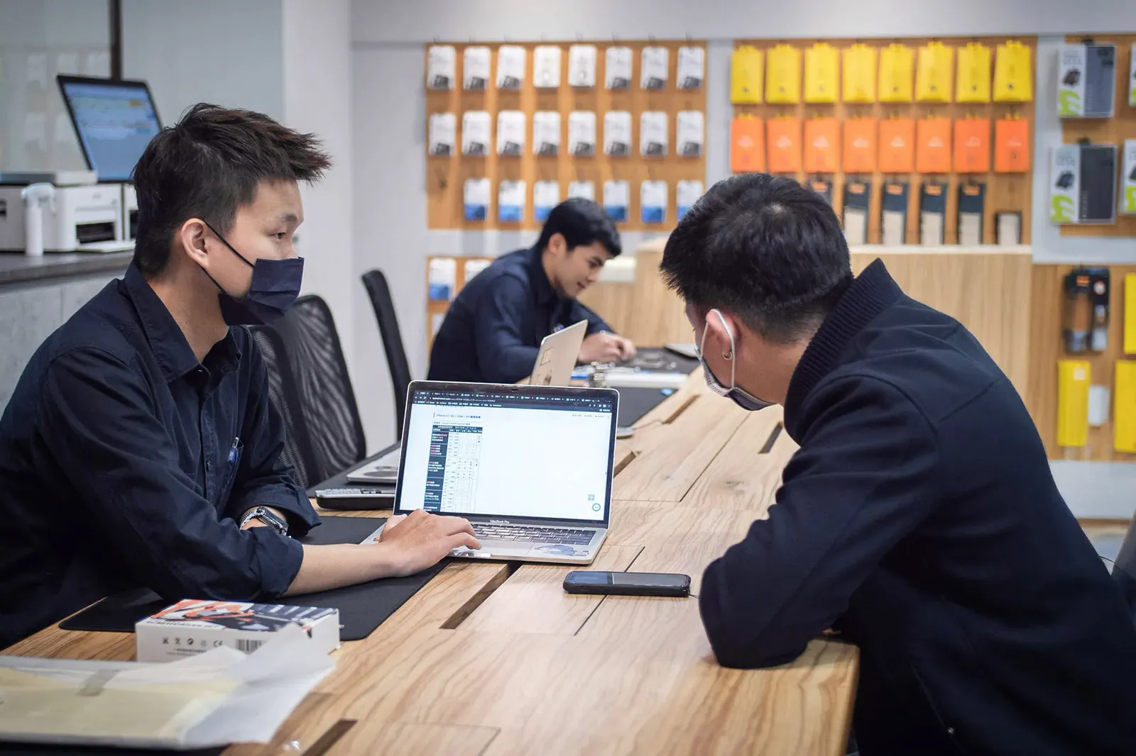 蘋天下技師在櫃檯為客人檢測 iPhone