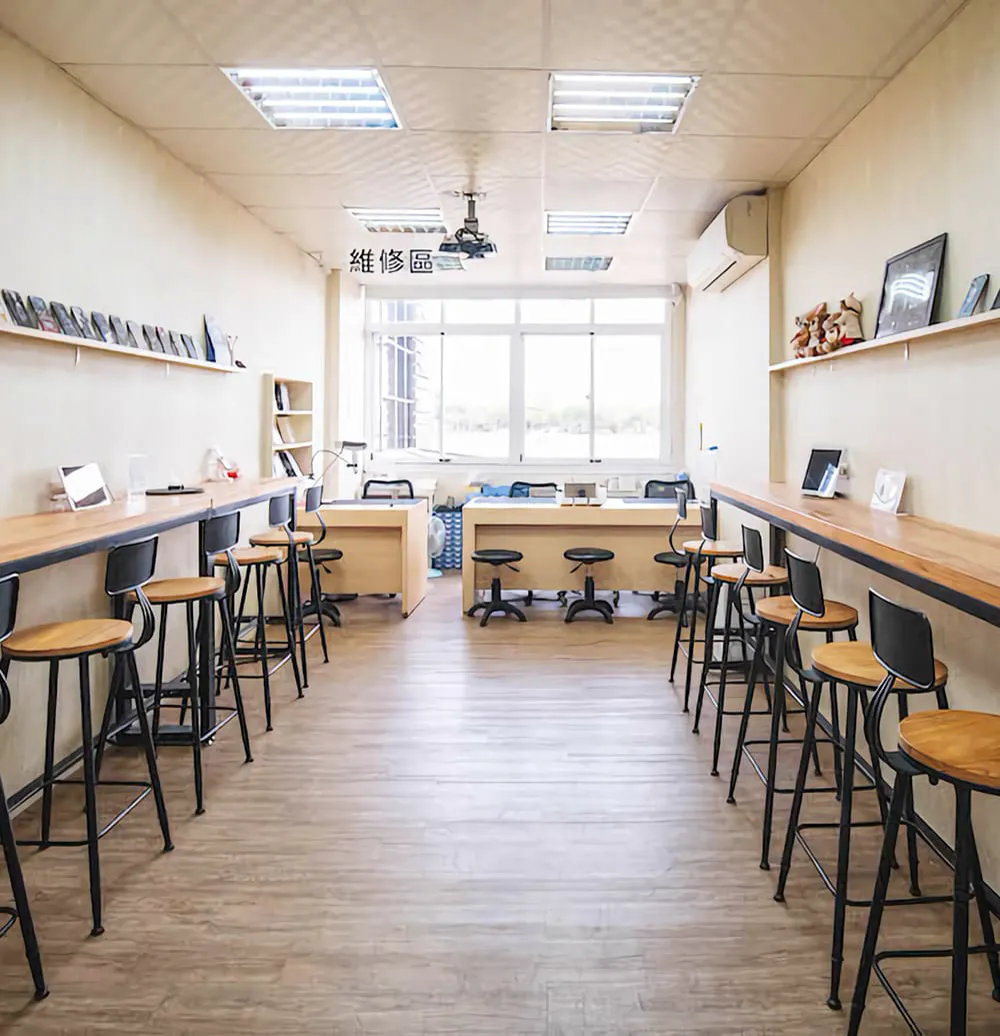 蘋天下鳳山店店內，明亮白牆與木質長桌