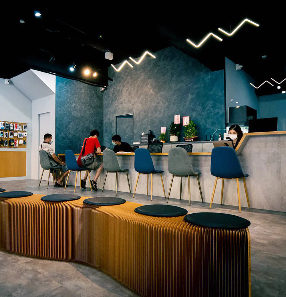 蘋天下苓雅店店內,藍色牆面與吧檯座位