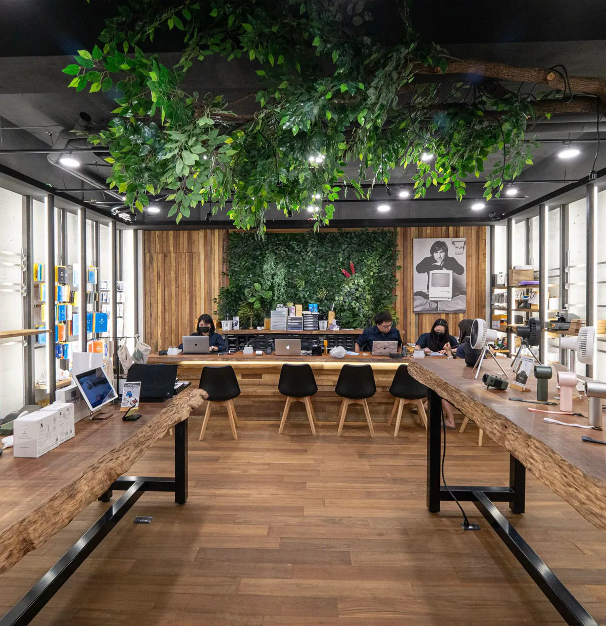 蘋天下明誠店店內，綠植天花與木質長桌